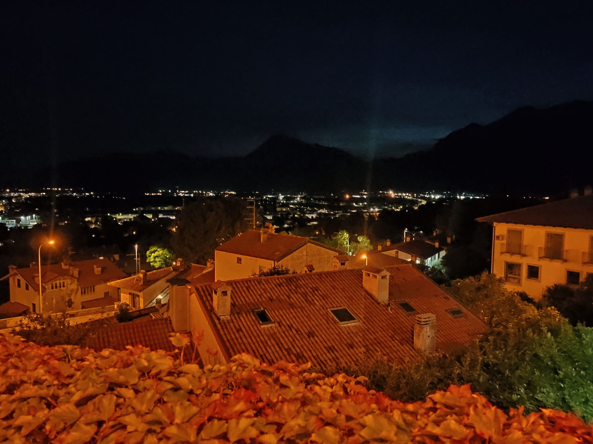 Nocna panorama Gemony del Friuli. W oddali Venzone