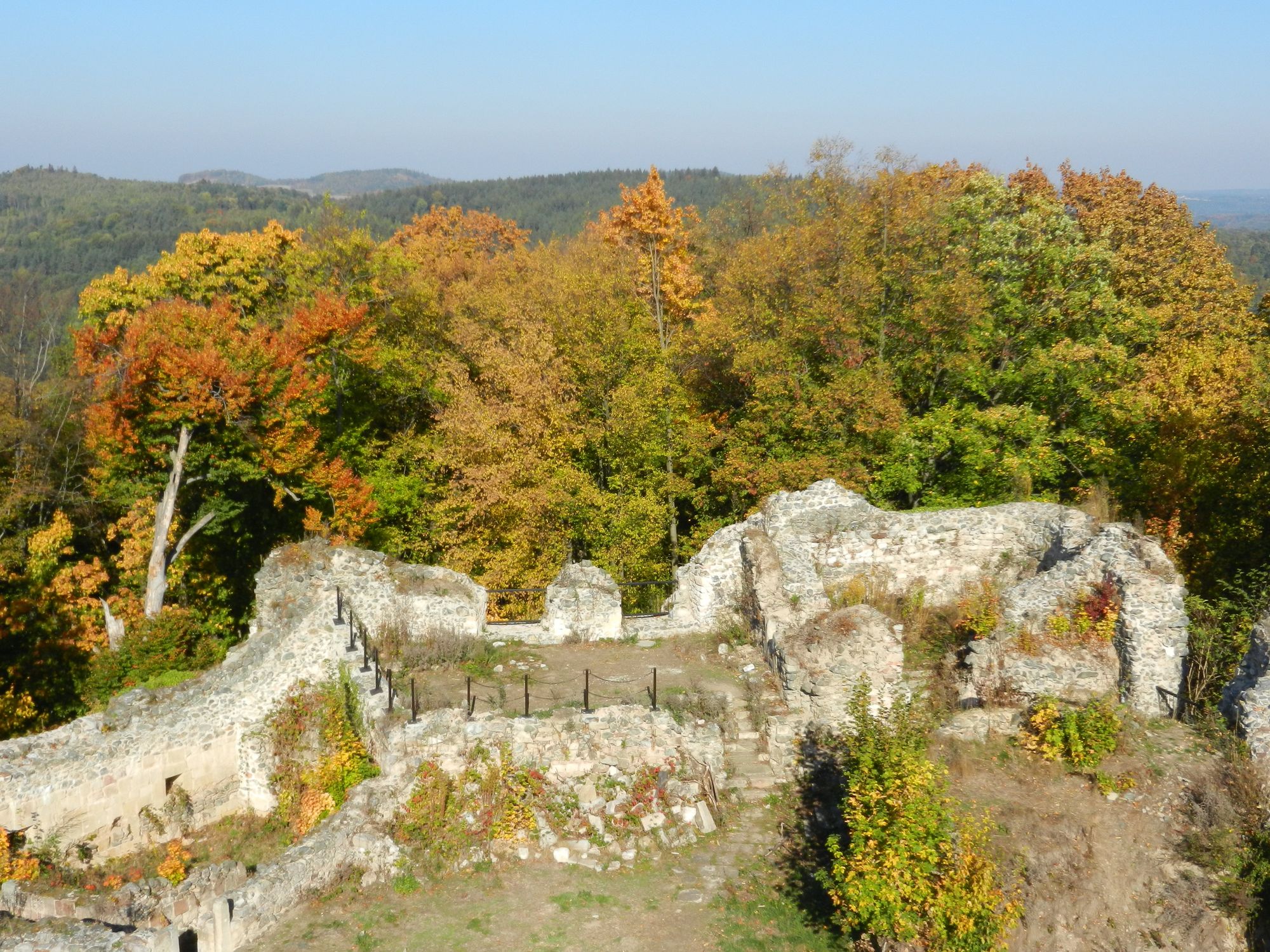 Widok na ruiny zamku z wieży