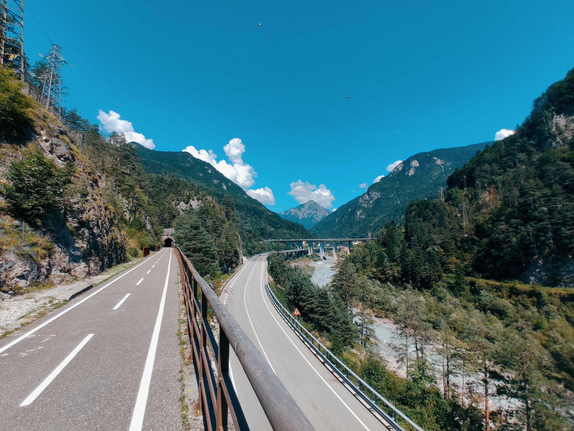 Widok z jednego z najsłynniejszych mostów na Alpe Adria