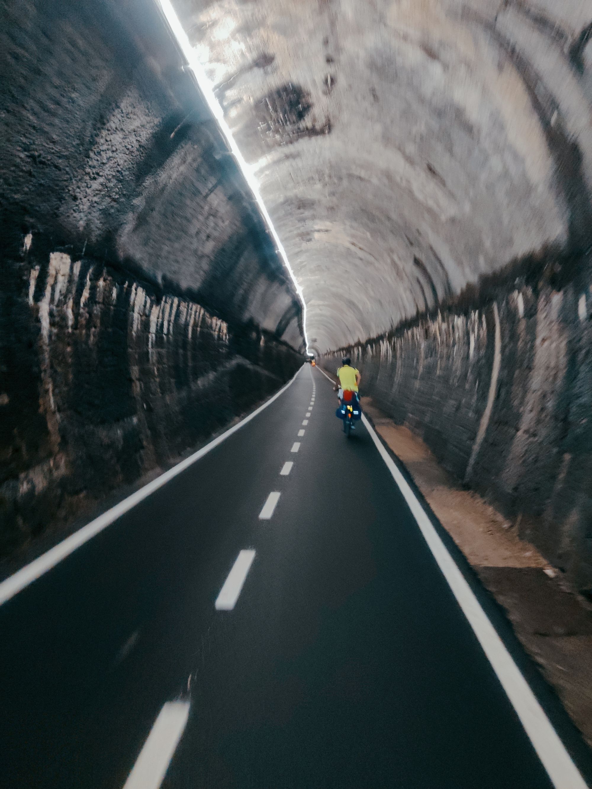 Droga rowerowa wewnątrz jednego z tuneli na Alpe Adria