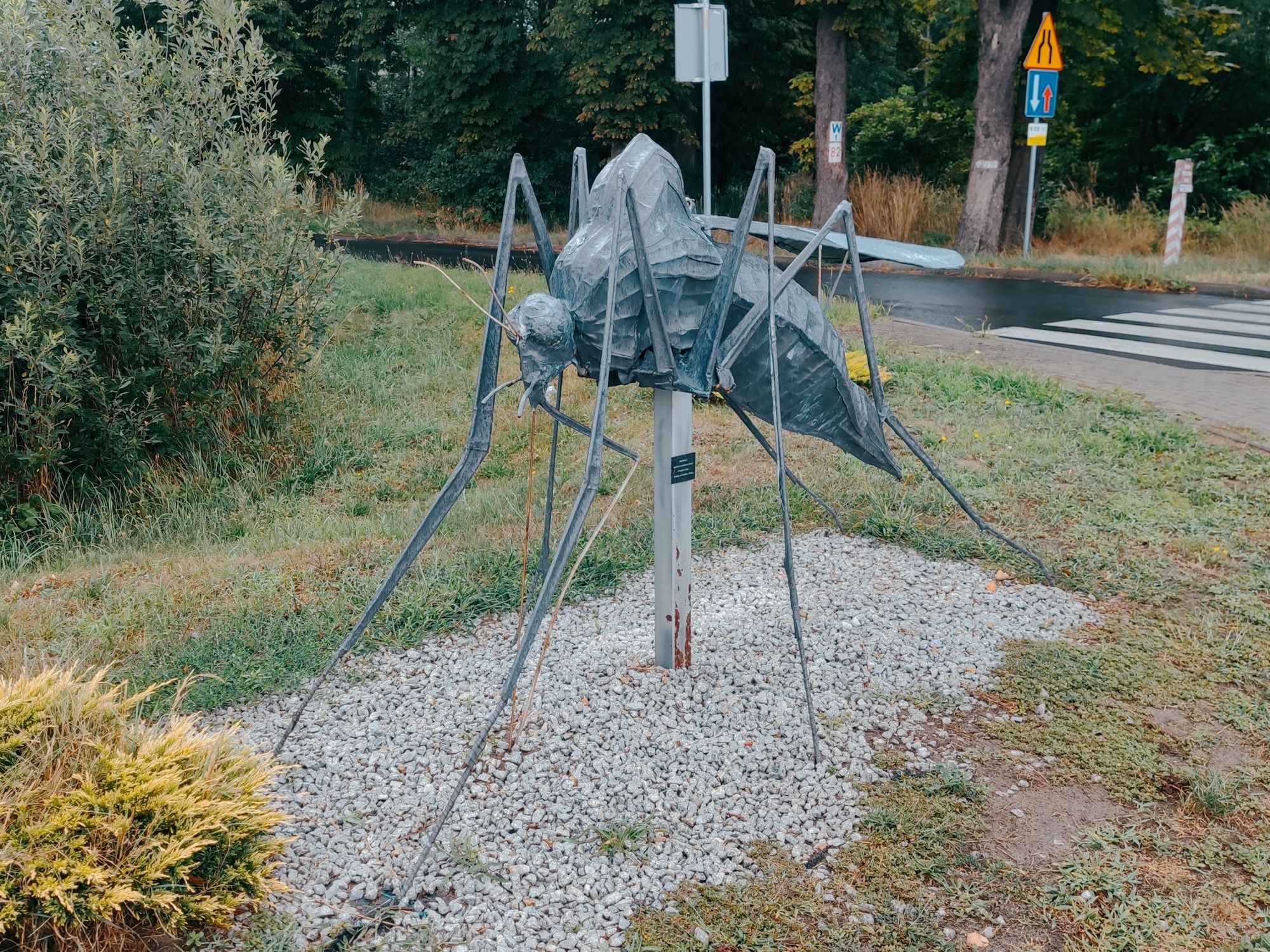 Pomnik komara w Niezgodzie. W regionie można też znaleźć figurę krokodyla.