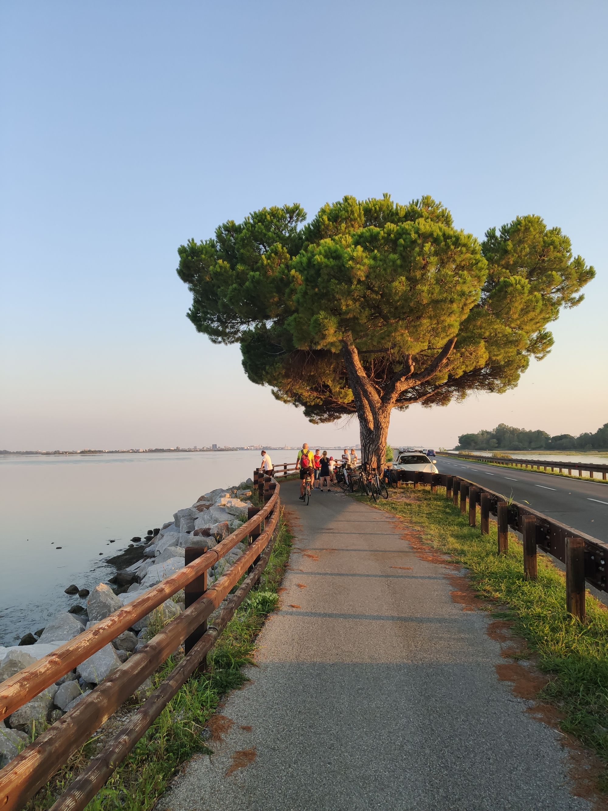 Droga rowerowa na lagunie przed Grado. 7 km pięknych widoków