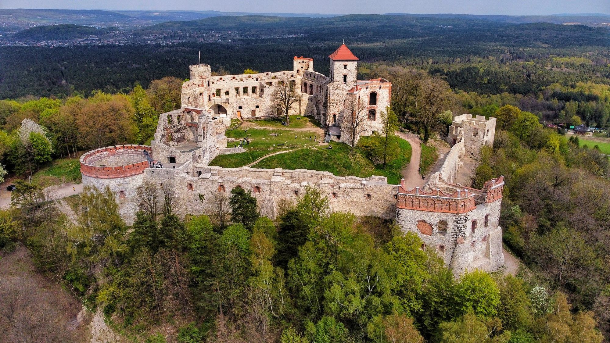 Zamek Tenczyn w Rudnie na trasie Szlaku Orlich Gniazd. Zdjęcie: 2rowery_com_pl