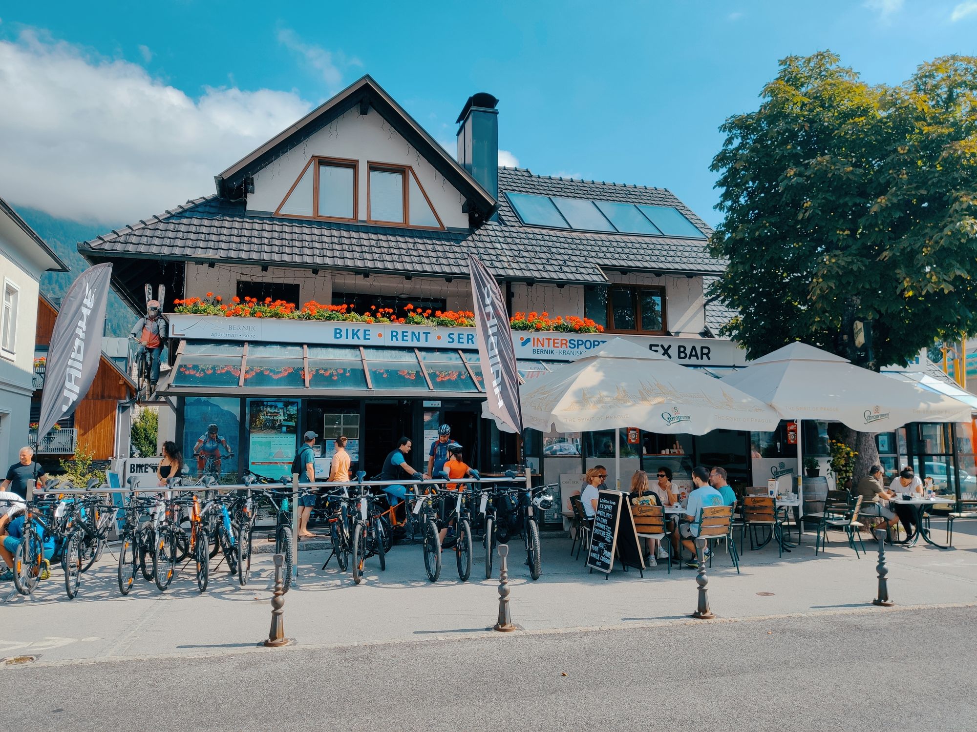 Połączenie serwisu, wypożyczalni i kawiarni dla rowerzystów w Kranjskiej Gorze
