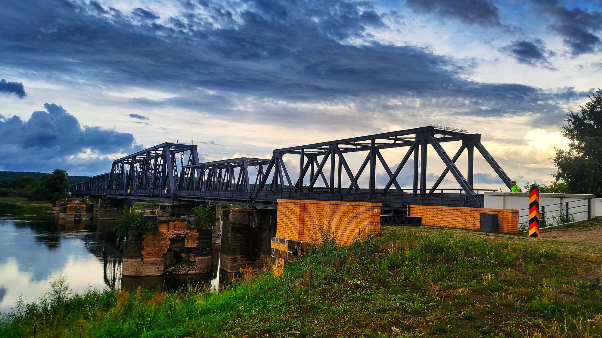 Zmodernizowany niedawno most w Siekierkach na granicy polsko-niemieckiej. Autor: Matek