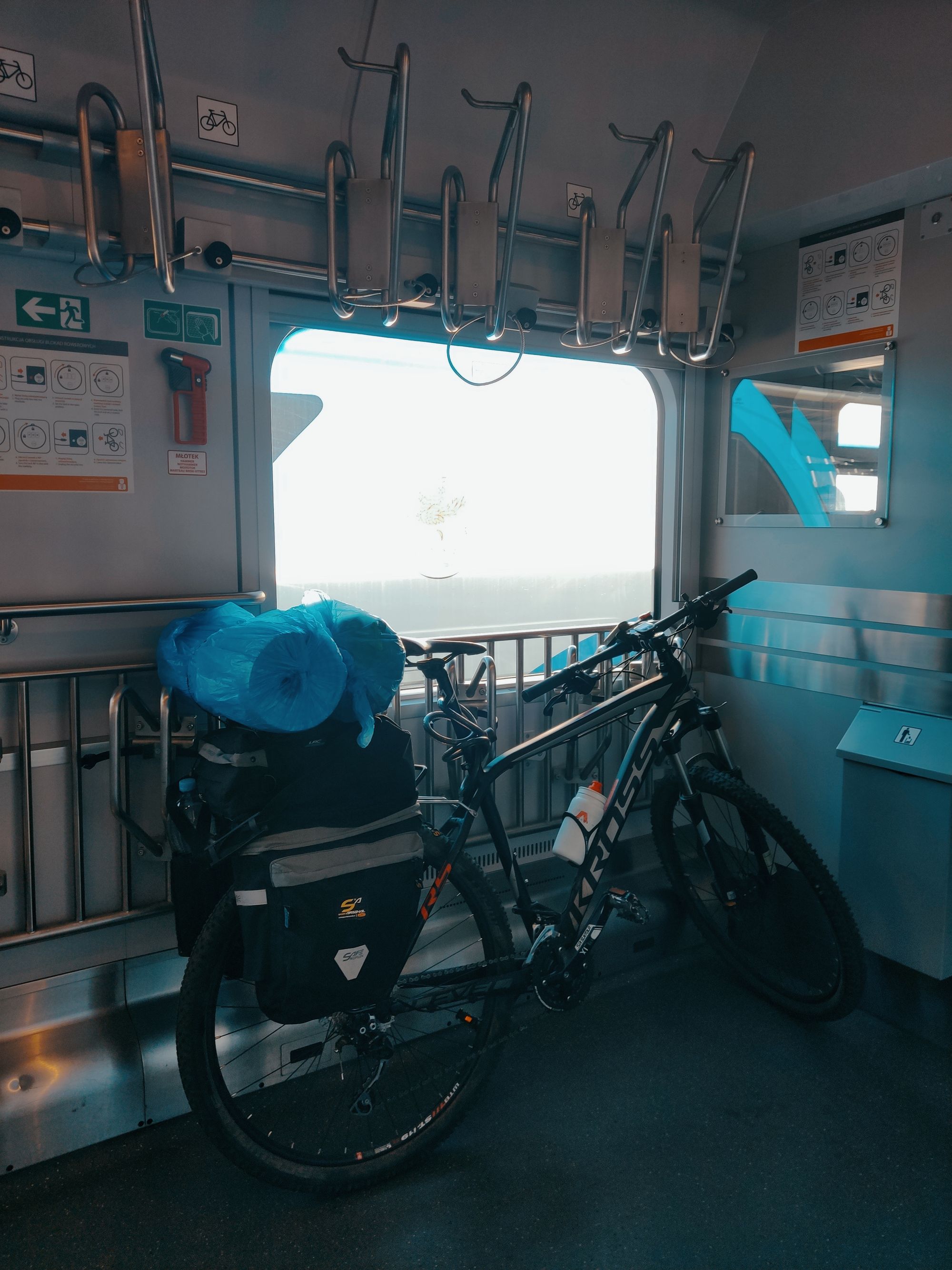 Miejsce dla rowerów w wagonie PKP Intercity. Formalnie należy zawiesić rower na wieszaku