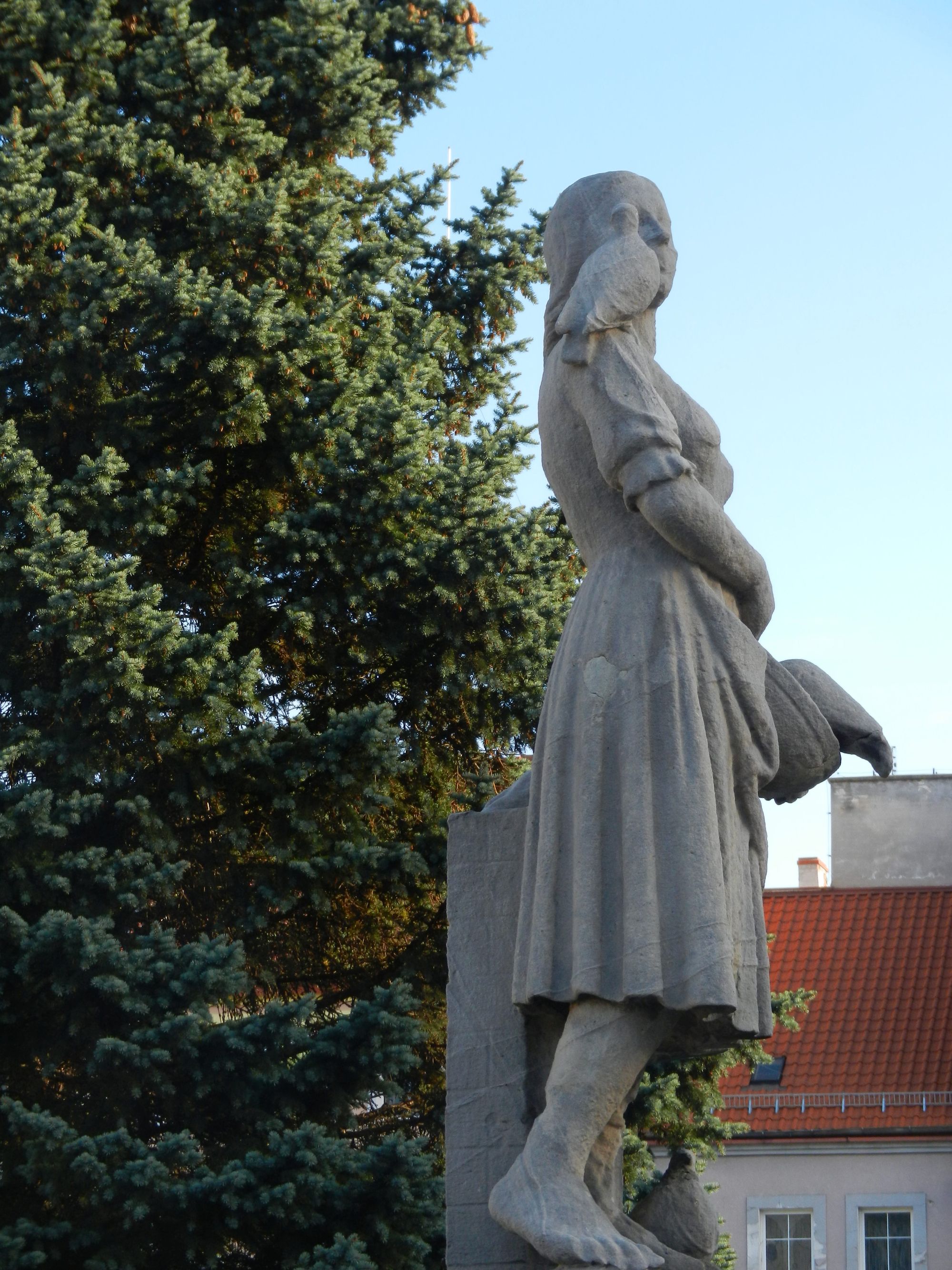 Pomnik gołębiarki na rynku we Wleniu