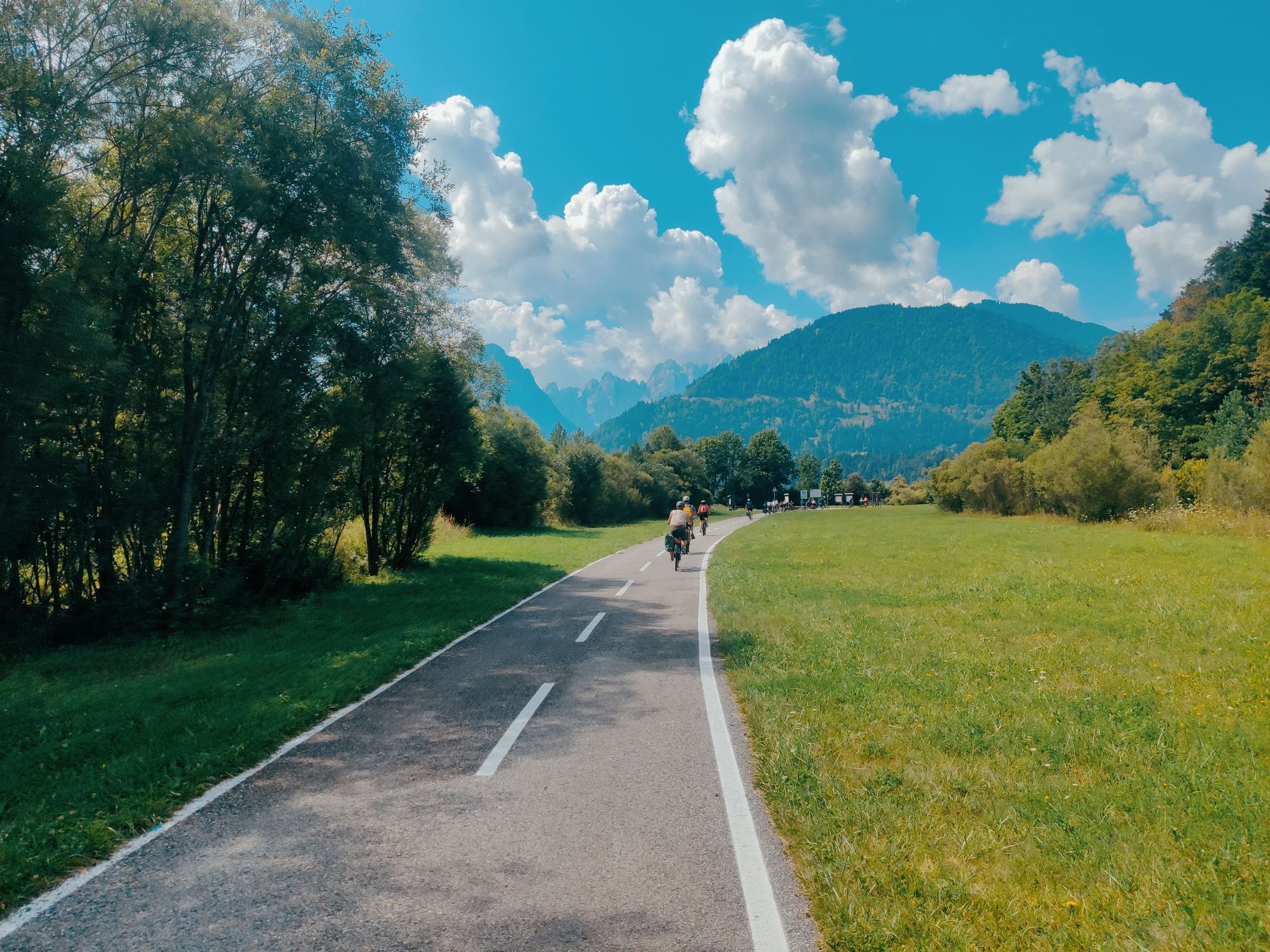 Włoska rowerostrada za Tarvisio. Taki standard drogi rowerowej dominuje niemal na całym Alpe Adria we Włoszech