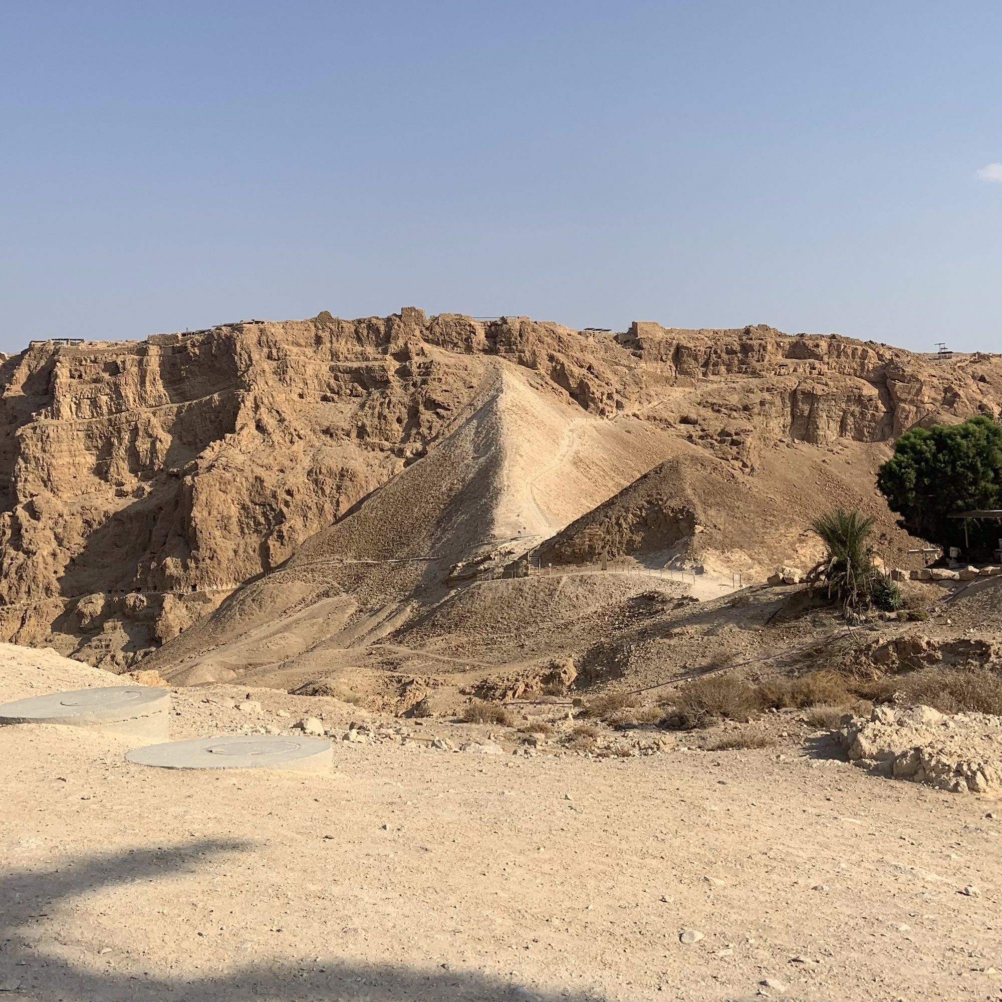 Widok na Masadę od zachodniej strony. Po środku zdjęcia widać nasyp stworzony aby podpić twierdzę.