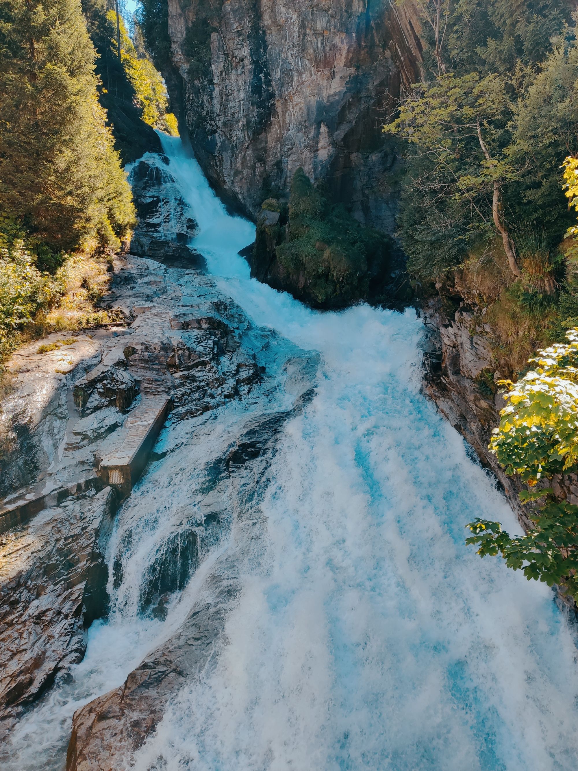Rrwące wody wodospadu w Bad Gastein przy szlaku Alpe Adria