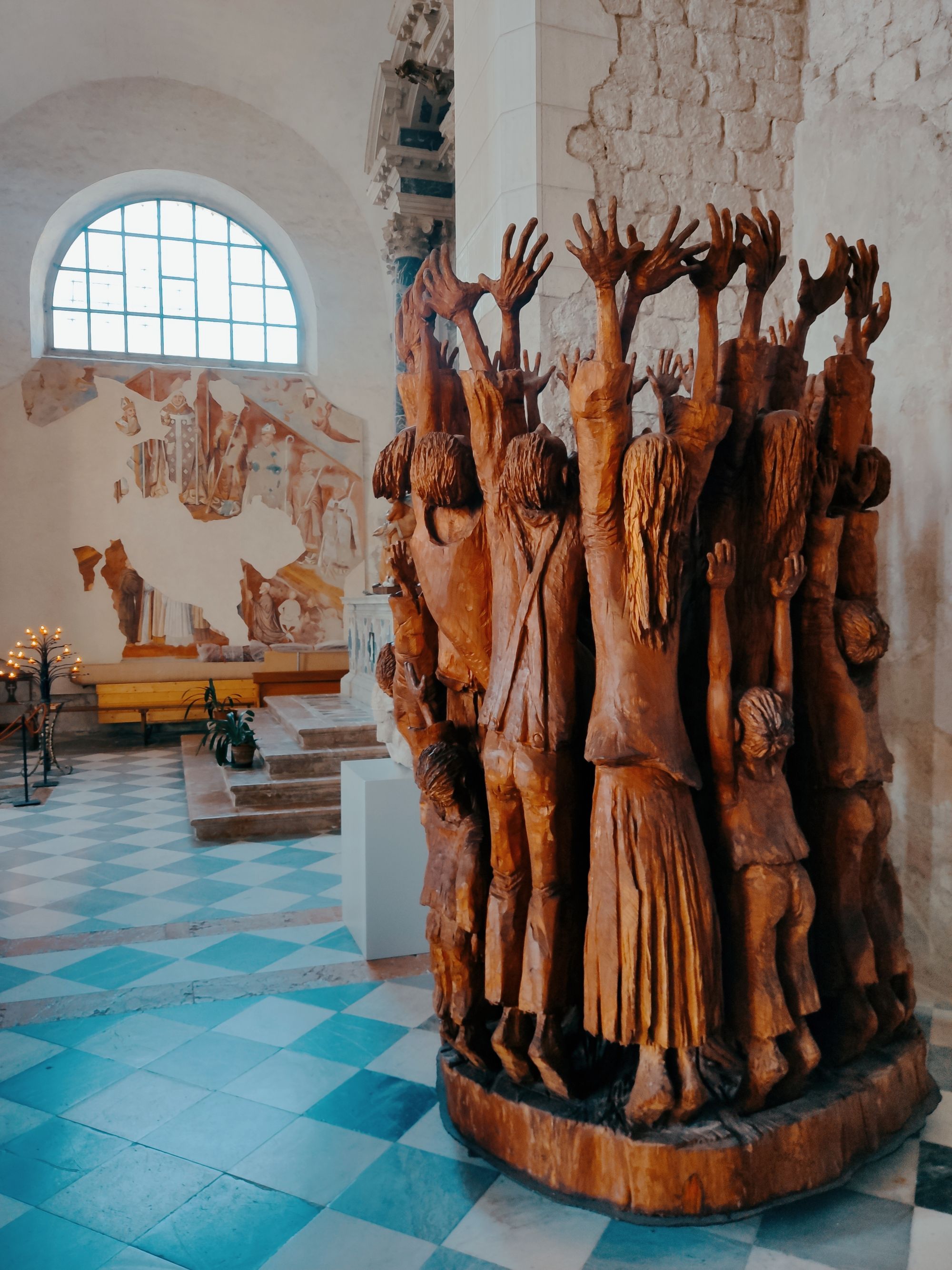 Pomnik upamiętniający trzesięnie ziemi w Venzone. Znajduje się w odbudowanej katedrze św. Andrzeja
