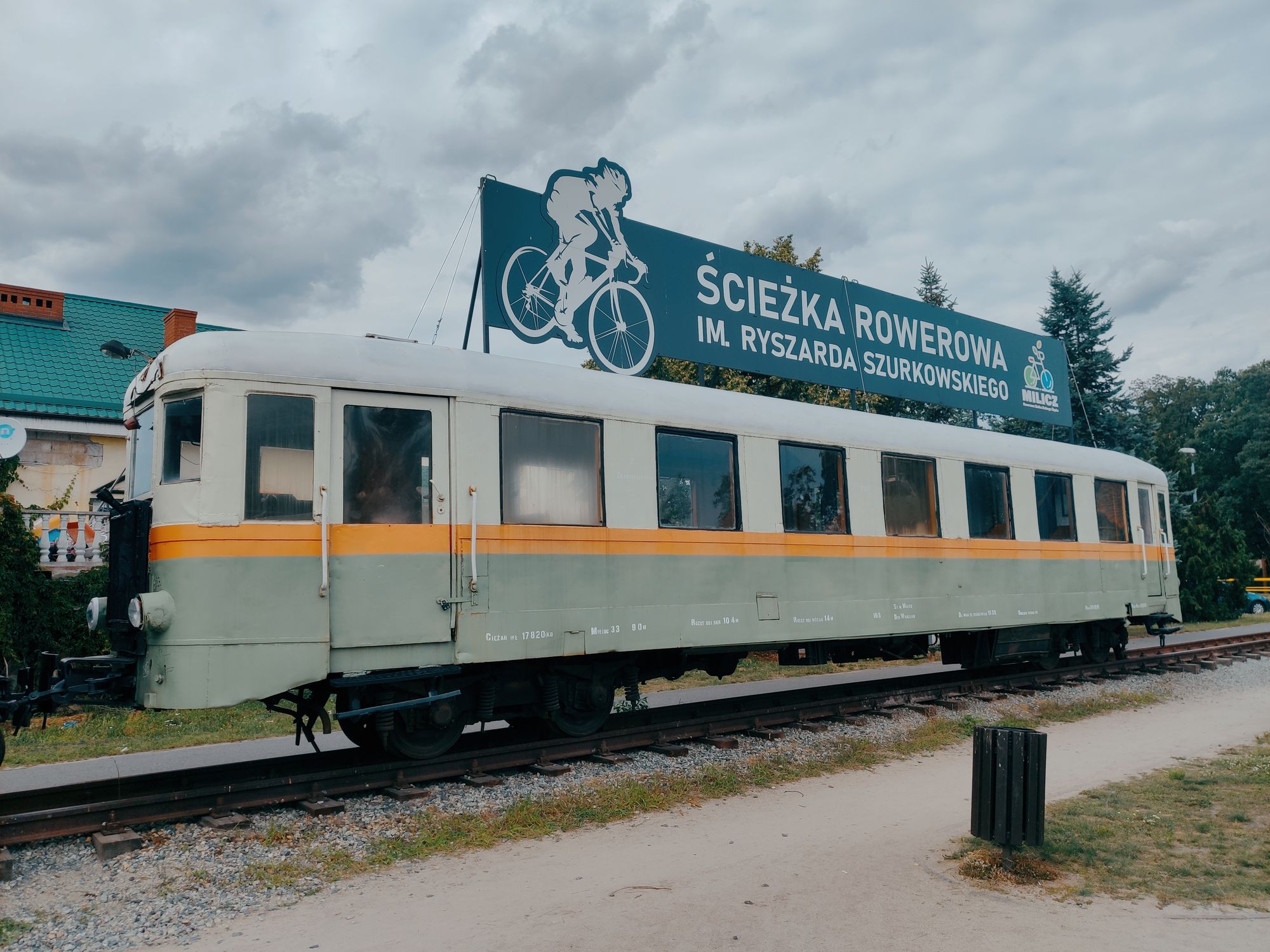 Wagon na stacji Milicz-Zamek, na trasie Ścieżki rowerowej im. Ryszarda Szurkowskiego. Obok znajduje się duży plac z wiatami, ławkami i figurą karpia.