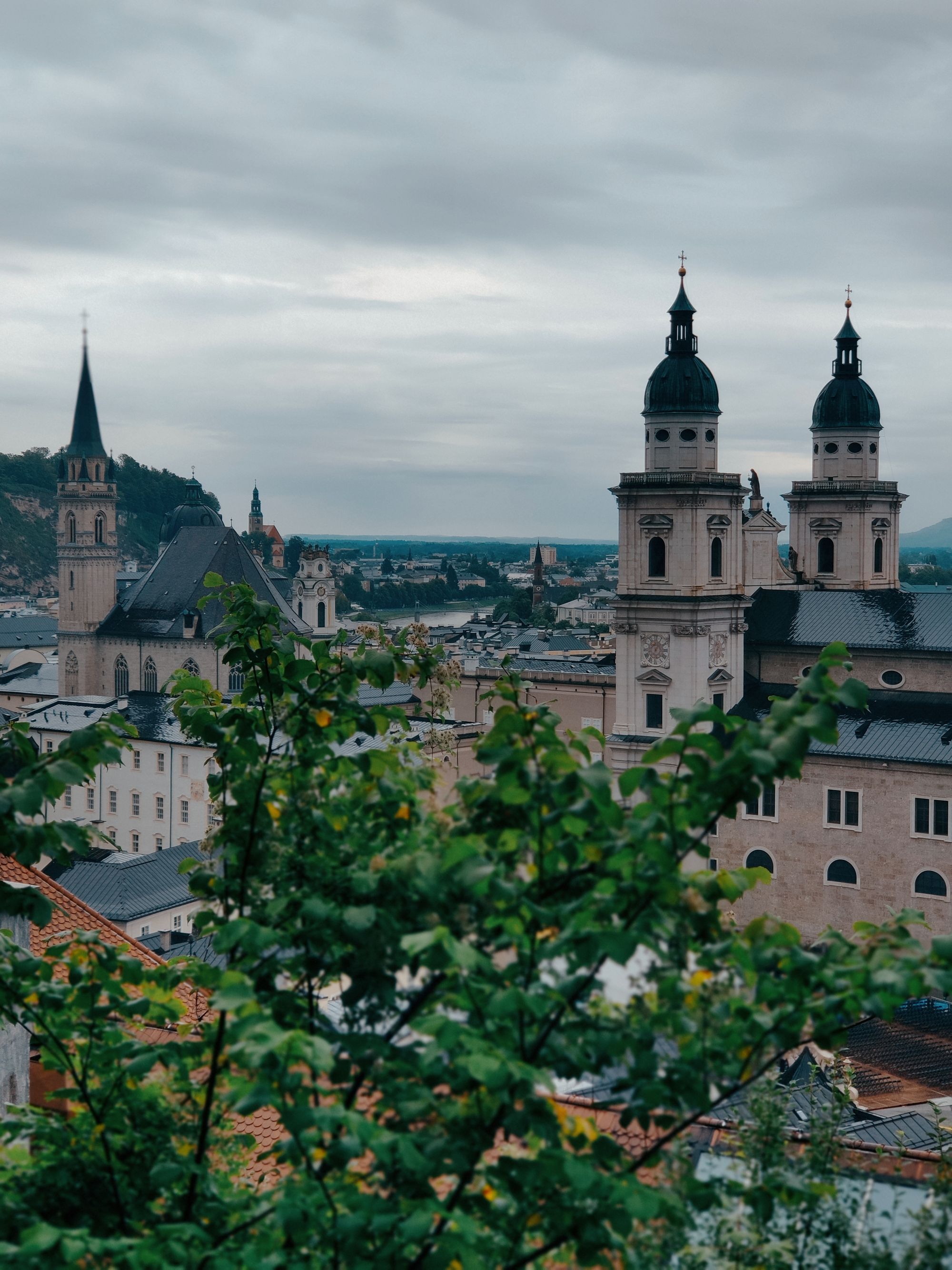 Widok na Salzburg z podejścia pod Zamek Hochensalzburg