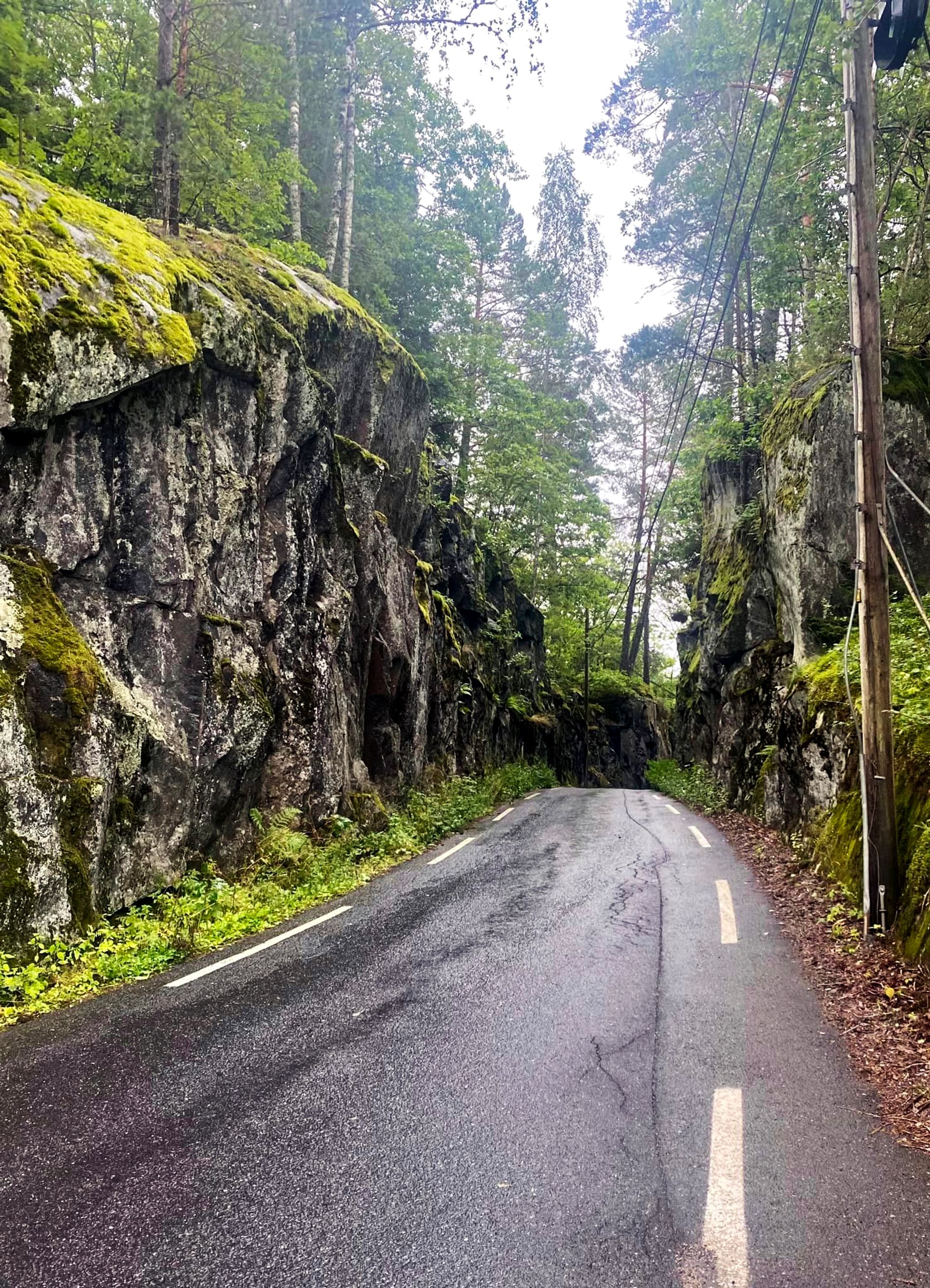 Nie tylko piękne widoki ale też groźne skały, drogi w wąwozach i długie tunele – takie atrakcje zapewnia nam Norwegia