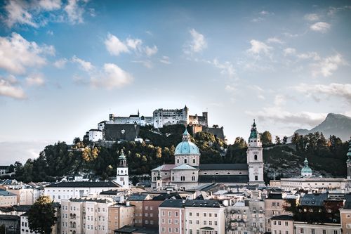 Salzburg. Twierdza Hohensalzburg i Katedra św. Ruperta. Fot. Patrick Langwallner (Unsplash.com).
